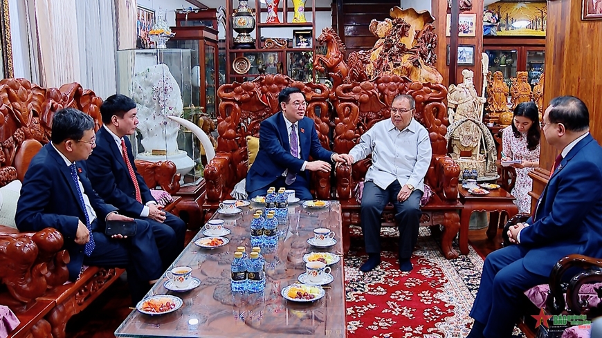 Chủ tịch Quốc hội Vương Đình Huệ thăm các đồng chí nguyên lãnh đạo cấp cao của Lào