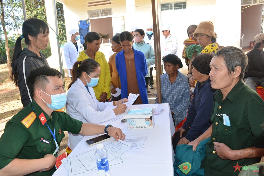 Quân y Việt Nam-Campuchia khám bệnh, cấp thuốc miễn phí tại huyện Đức Cơ