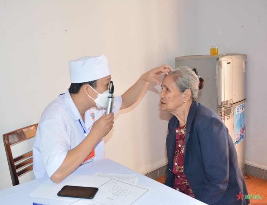 Quân y Việt Nam-Campuchia khám bệnh, cấp thuốc miễn phí tại huyện Đức Cơ