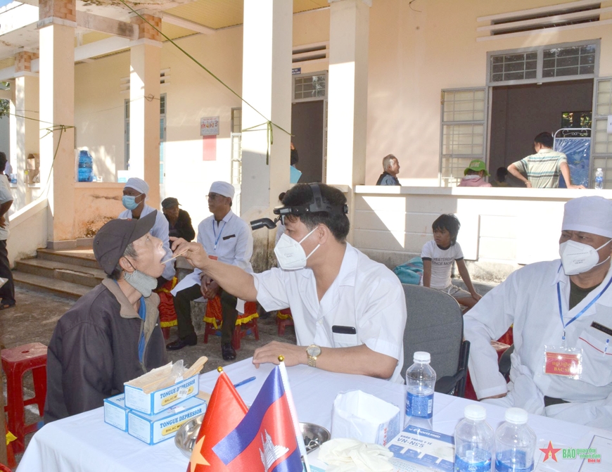 Quân y Việt Nam-Campuchia khám bệnh, cấp thuốc miễn phí tại huyện Đức Cơ
