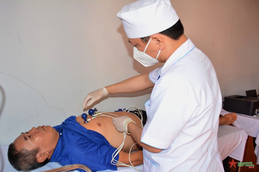 Quân y Việt Nam-Campuchia khám bệnh, cấp thuốc miễn phí tại huyện Đức Cơ