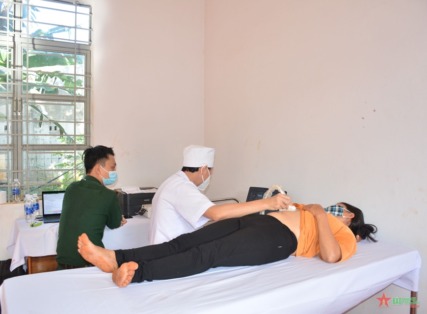 Quân y Việt Nam-Campuchia khám bệnh, cấp thuốc miễn phí tại huyện Đức Cơ
