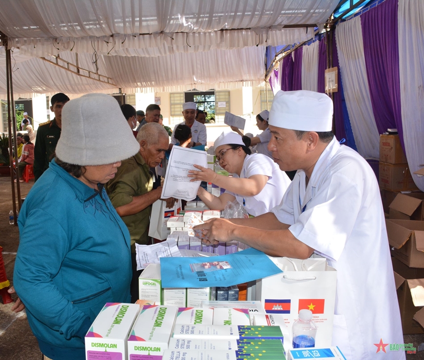 Quân y Việt Nam-Campuchia khám bệnh, cấp thuốc miễn phí tại huyện Đức Cơ
