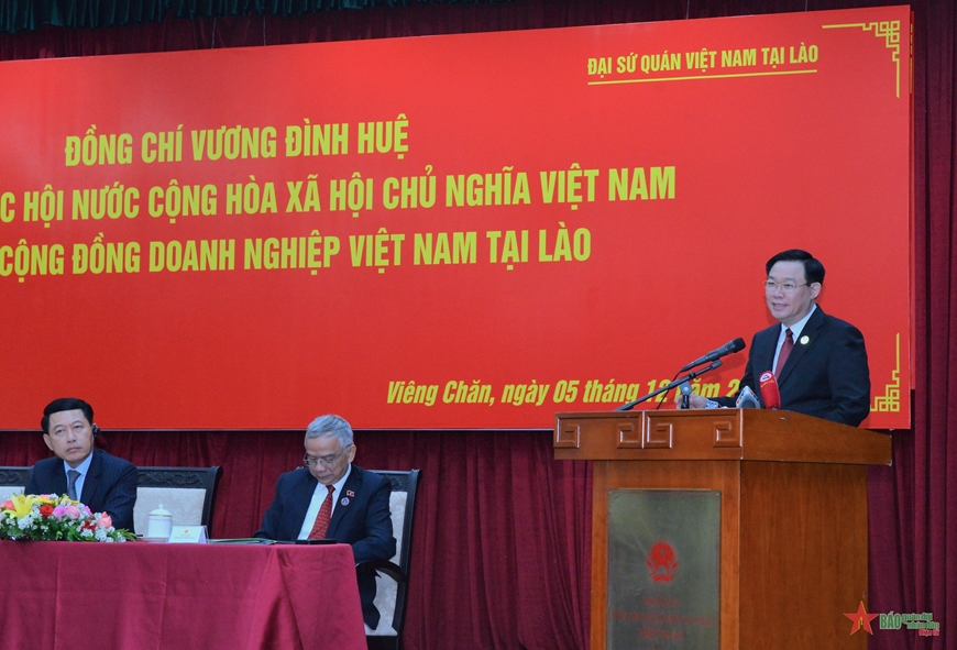 Chủ tịch Quốc hội Vương Đình Huệ gặp cộng đồng doanh nghiệp Việt Nam tại Lào