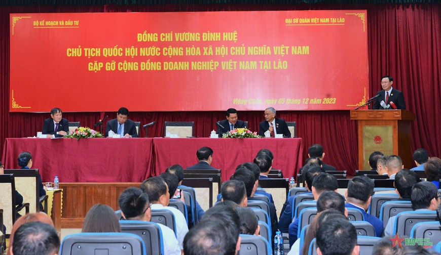 Chủ tịch Quốc hội Vương Đình Huệ gặp cộng đồng doanh nghiệp Việt Nam tại Lào