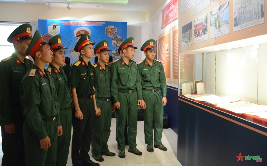 Trung tướng Trần Hoài Trung dự khai mạc triển lãm “Ký ức thời hoa lửa”