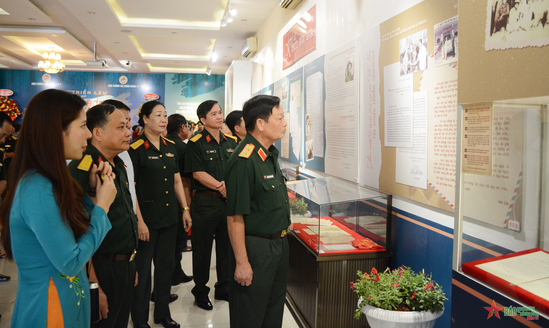 Trung tướng Trần Hoài Trung dự khai mạc triển lãm “Ký ức thời hoa lửa”