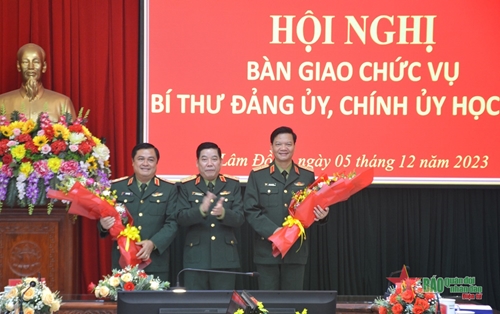 Trung tướng Nguyễn Văn Gấu chủ trì Hội nghị bàn giao nhiệm vụ Bí thư Đảng ủy, Chính ủy Học viện Lục quân