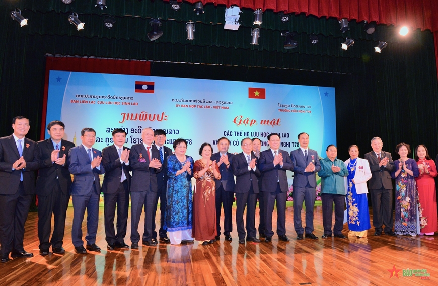 Chủ tịch Quốc hội Vương Đình Huệ và Chủ tịch Quốc hội Lào gặp mặt các thế hệ lưu học sinh và cán bộ, giáo viên Trường Hữu nghị T78