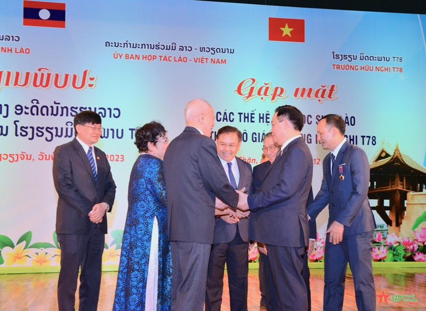 Chủ tịch Quốc hội Vương Đình Huệ và Chủ tịch Quốc hội Lào gặp mặt các thế hệ lưu học sinh và cán bộ, giáo viên Trường Hữu nghị T78