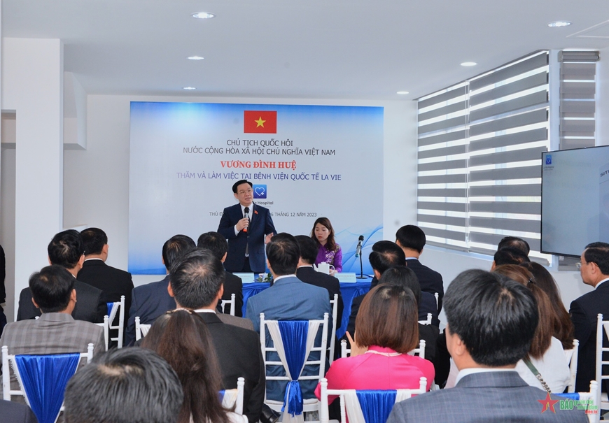 Chủ tịch Quốc hội Vương Đình Huệ thăm Bệnh viện Quốc tế La Vie