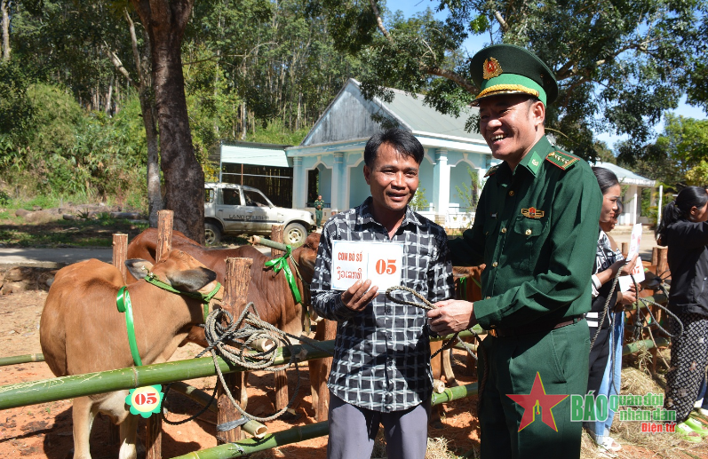 Nghĩa tình nơi vùng biên