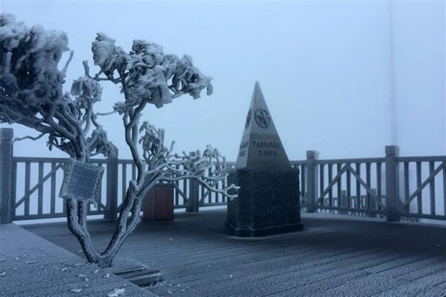 Sa Pa: Nhiệt độ xuống mức âm, sương muối xuất hiện tại đỉnh Fansipan