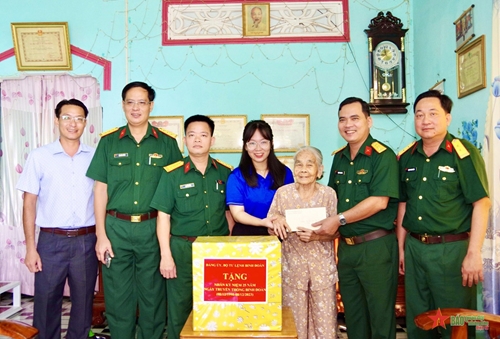 Binh đoàn 16 thăm, tặng quà Bà mẹ Việt Nam Anh hùng Trần Thị Bảy