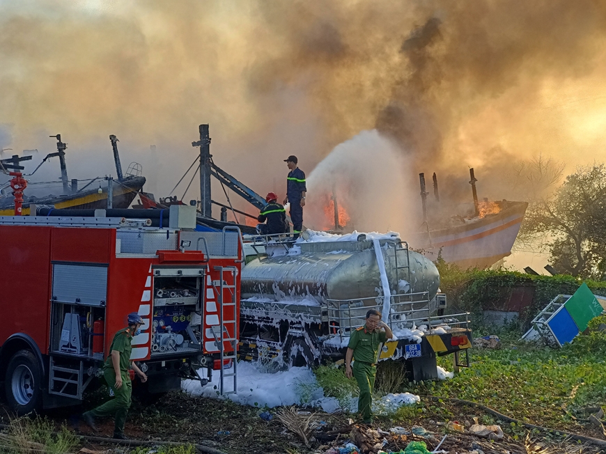 Cháy lớn tại Khu sửa chữa tàu thuyền ở phường Phú Hài (thành phố Phan Thiết)