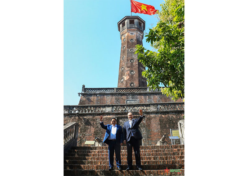 Thủ tướng Phạm Minh Chính và Thủ tướng Belarus thăm di tích Cột Cờ Hà Nội 