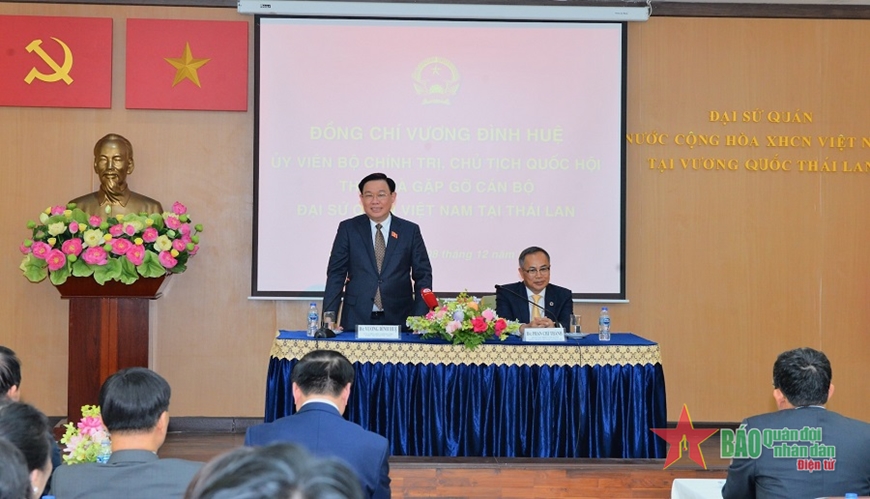 Chủ tịch Quốc hội Vương Đình Huệ thăm cán bộ, nhân viên Đại sứ quán Việt Nam tại Thái Lan