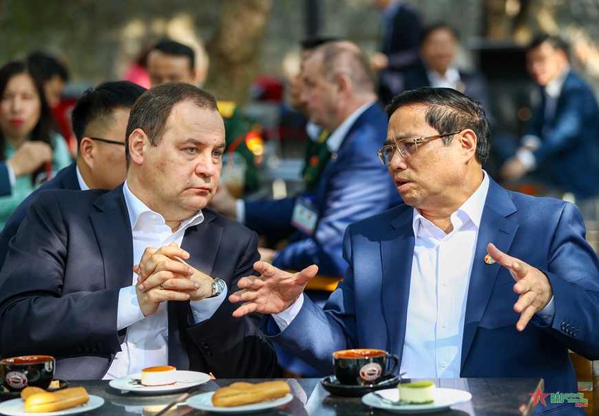 Thủ tướng Phạm Minh Chính và Thủ tướng Belarus thăm di tích Cột Cờ Hà Nội