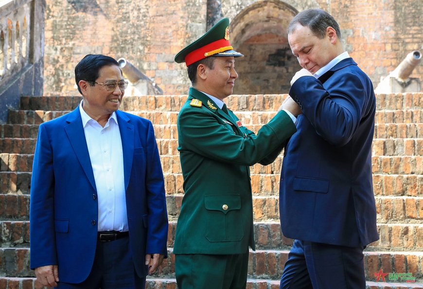 Thủ tướng Phạm Minh Chính và Thủ tướng Belarus thăm di tích Cột Cờ Hà Nội