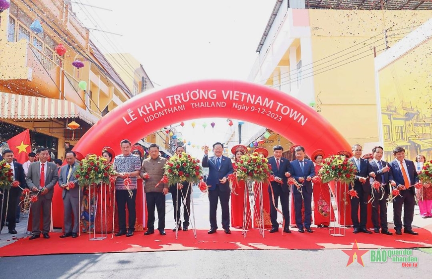 Chủ tịch Quốc hội Vương Đình Huệ dự Lễ khai trương Phố Việt Nam tại Udon Thani, Thái Lan Chủ tịch Quốc hội Vương Đình Huệ dự Lễ khai trương Phố Việt Nam tại Udon Thani, Thái Lan