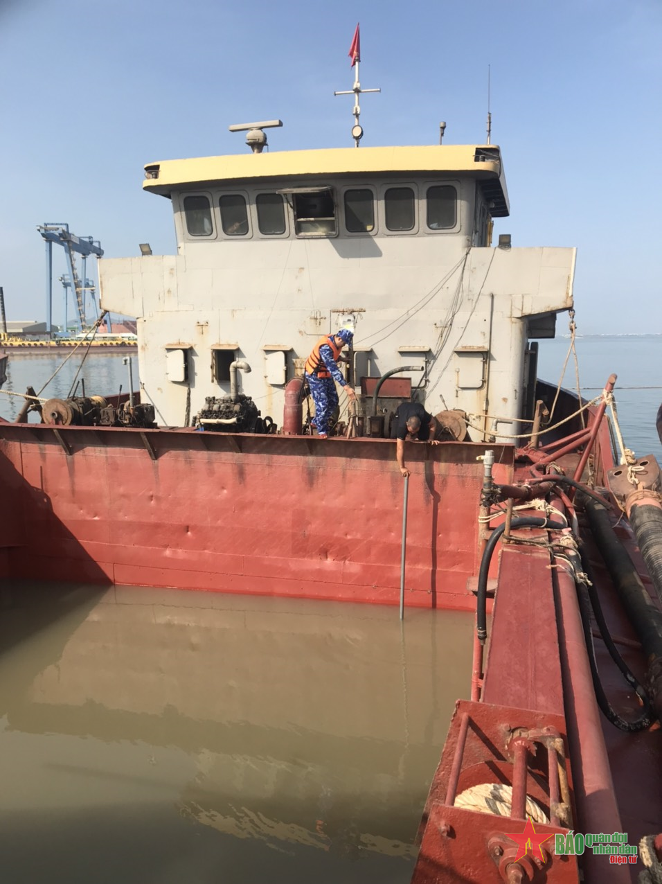 Cảnh sát biển phối hợp bắt giữ 2 tàu khai thác cát trái phép