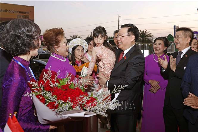 Chủ tịch Quốc hội Vương Đình Huệ gặp gỡ cộng đồng người Việt Nam tại Thái Lan