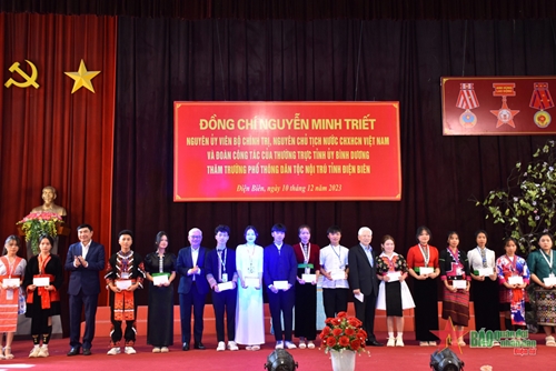 Tỉnh Bình Dương trao 100 suất học bổng tặng học sinh Trường Phổ thông dân tộc nội trú tỉnh Điện Biên