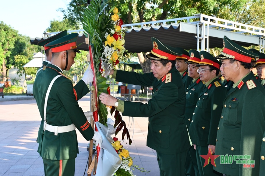 Đoàn công tác Bộ Quốc phòng tri ân các Anh hùng liệt sĩ tại tỉnh Quảng Trị