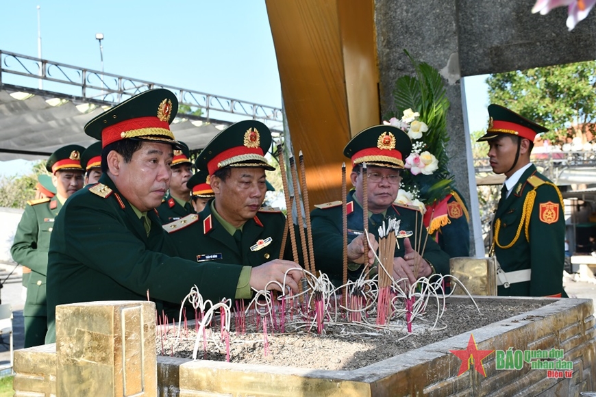 Đoàn công tác Bộ Quốc phòng tri ân các Anh hùng liệt sĩ tại tỉnh Quảng Trị