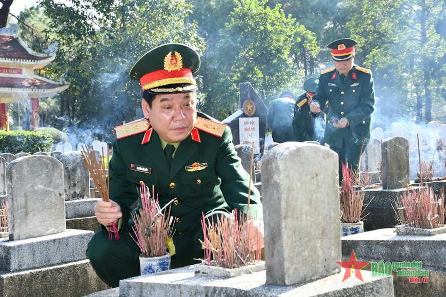 Đoàn công tác Bộ Quốc phòng tri ân các Anh hùng liệt sĩ tại tỉnh Quảng Trị