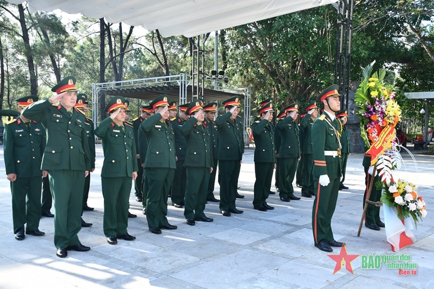 Đoàn công tác Bộ Quốc phòng tri ân các Anh hùng liệt sĩ tại tỉnh Quảng Trị