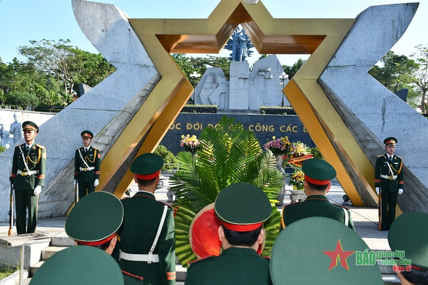 Đoàn công tác Bộ Quốc phòng tri ân các Anh hùng liệt sĩ tại tỉnh Quảng Trị