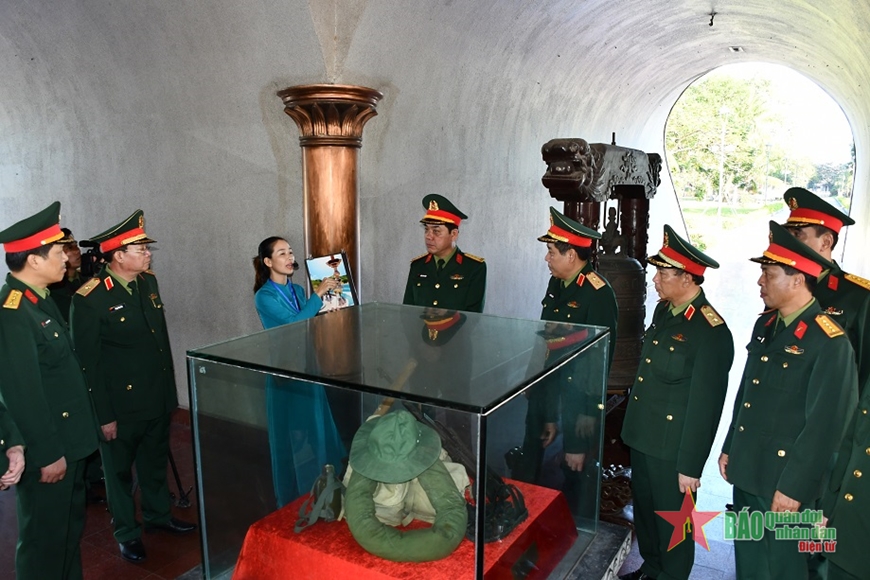 Đoàn công tác Bộ Quốc phòng tri ân các Anh hùng liệt sĩ tại tỉnh Quảng Trị