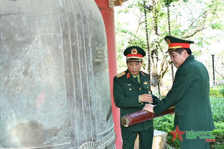 Đoàn công tác Bộ Quốc phòng tri ân các Anh hùng liệt sĩ tại tỉnh Quảng Trị