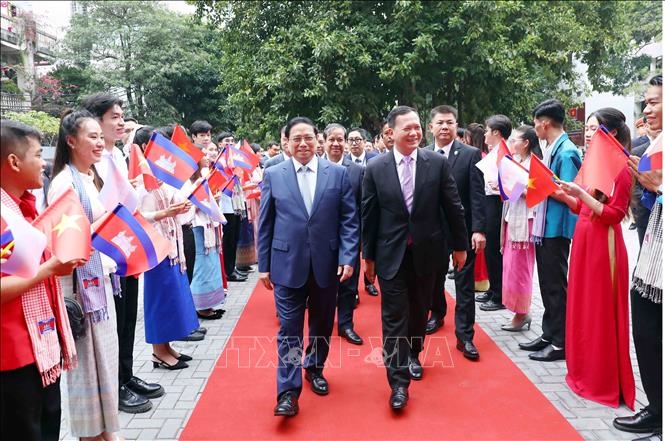Thủ tướng Chính phủ Phạm Minh Chính và Thủ tướng Campuchia giao lưu với sinh viên Trường Đại học Ngoại thương