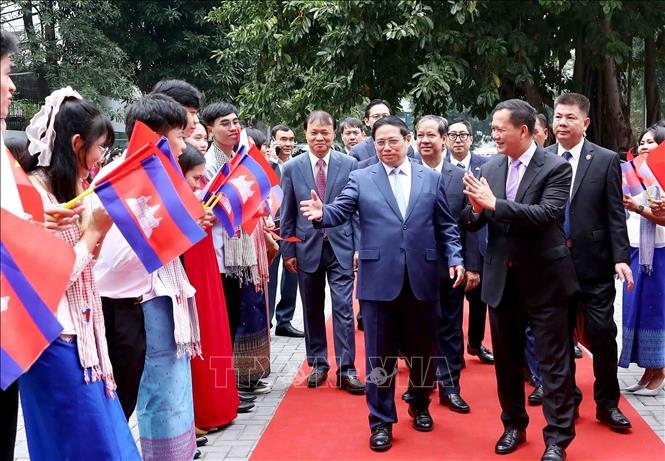 Thủ tướng Chính phủ Phạm Minh Chính và Thủ tướng Campuchia giao lưu với sinh viên Trường Đại học Ngoại thương