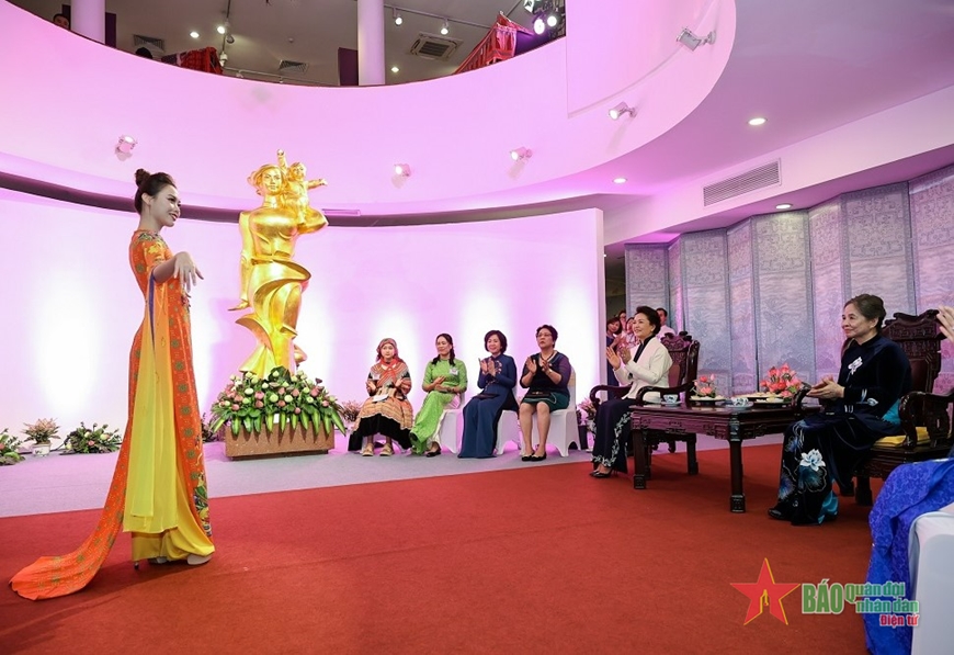 Phu nhân Tổng Bí thư Nguyễn Phú Trọng và phu nhân Tổng Bí thư, Chủ tịch Trung Quốc Tập Cận Bình thăm Bảo tàng Phụ nữ Việt Nam