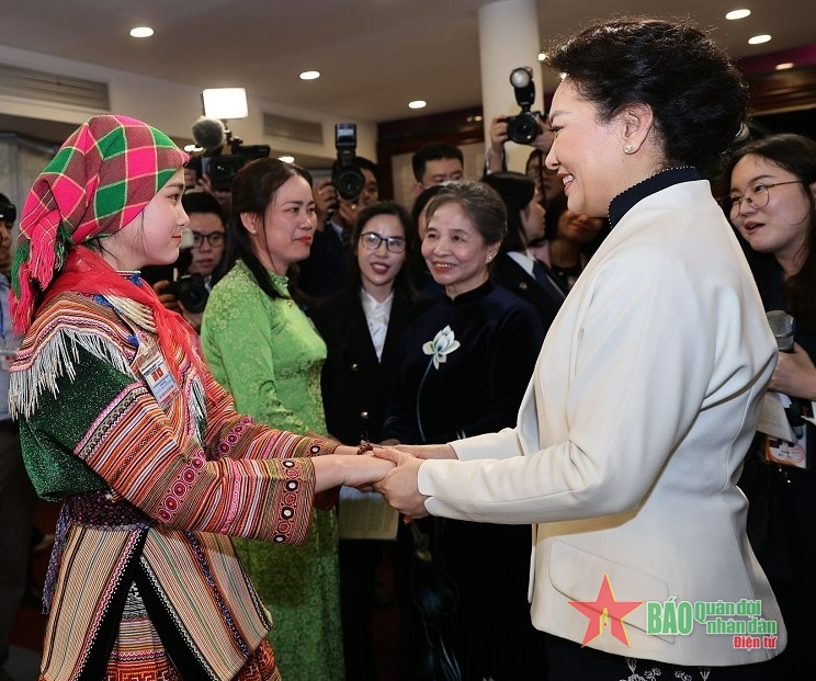 Phu nhân Tổng Bí thư Nguyễn Phú Trọng và phu nhân Tổng Bí thư, Chủ tịch Trung Quốc Tập Cận Bình thăm Bảo tàng Phụ nữ Việt Nam
