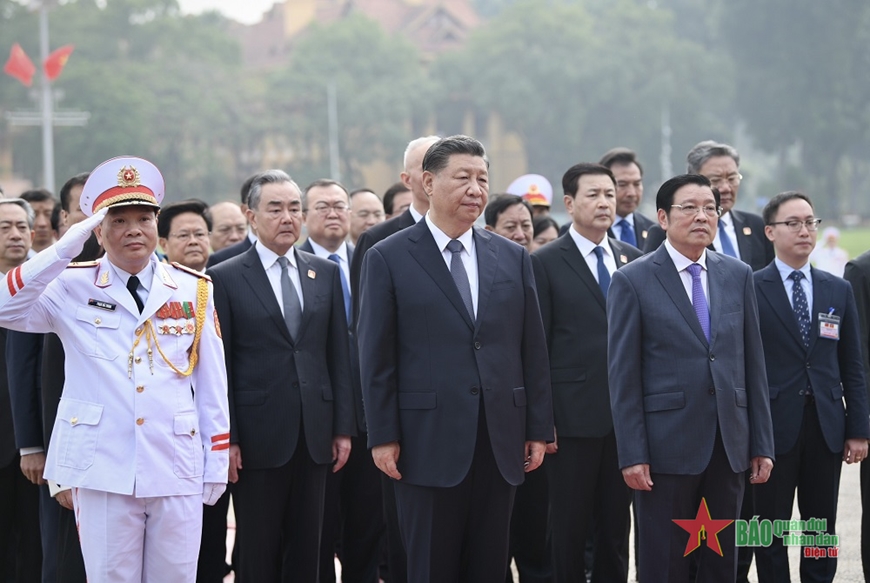 Tổng Bí thư, Chủ tịch Trung Quốc Tập Cận Bình đặt vòng hoa và vào Lăng viếng Chủ tịch Hồ Chí Minh