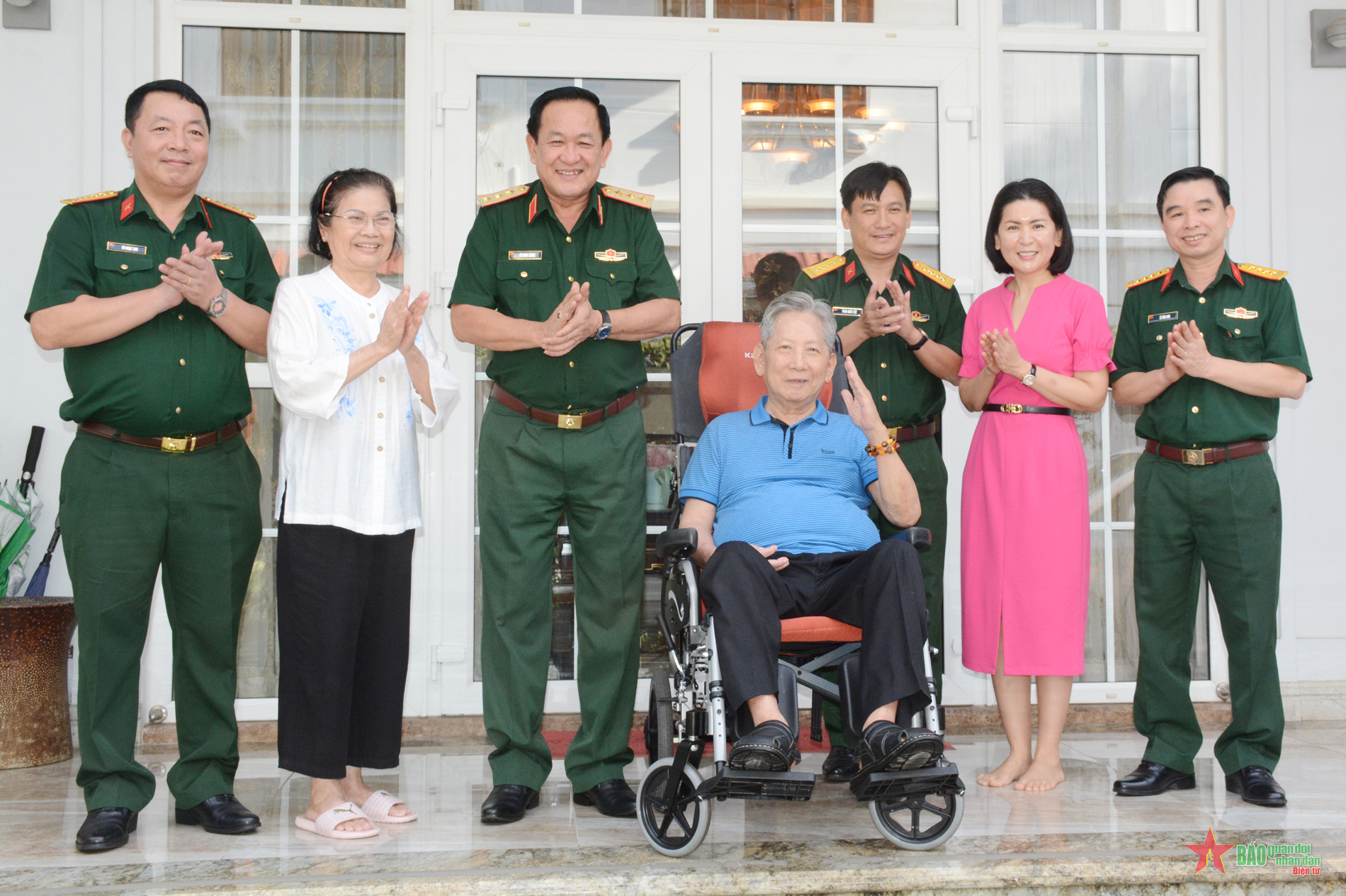 Thượng tướng Võ Minh Lương thăm, tặng quà các đồng chí nguyên Thứ trưởng Bộ Quốc phòng