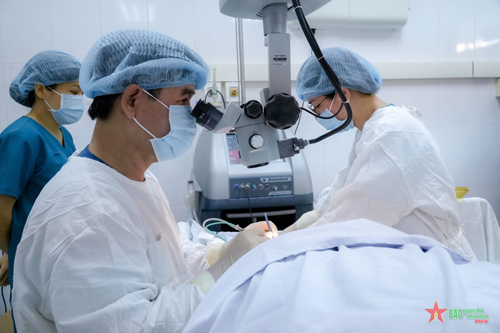 Bệnh viện Quân y 175 phối hợp phẫu thuật mắt miễn phí tại Bình Phước