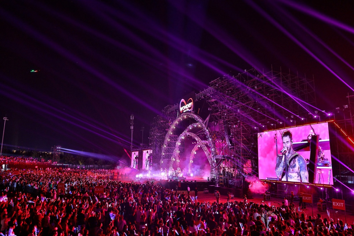 Maroon 5 hát liên tục 15 bài trong siêu nhạc hội 8Wonder Winter Festival tại Phú Quốc