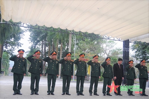 Đoàn công tác Bộ Quốc phòng dâng hương viếng các anh hùng liệt sĩ