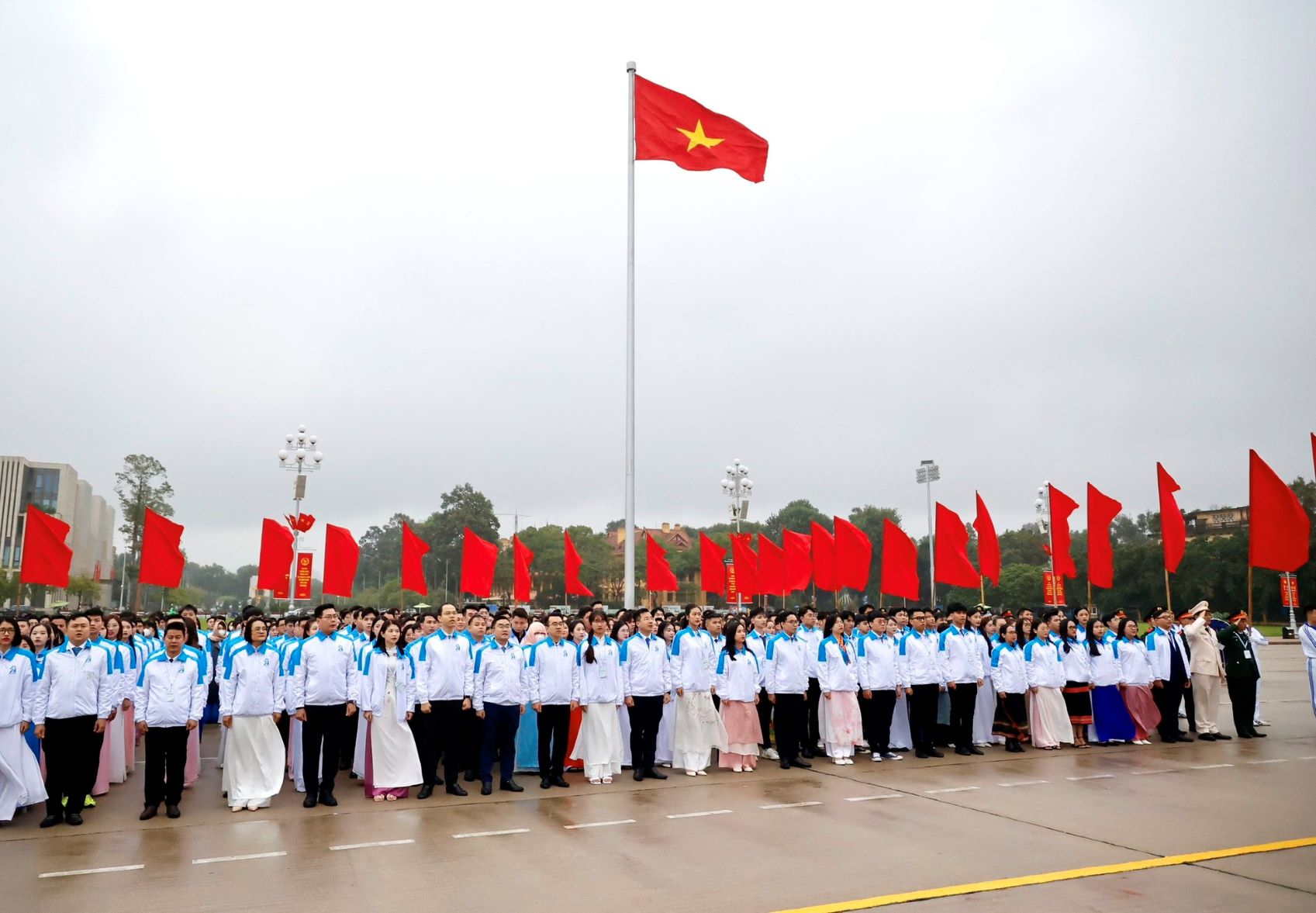 Đại biểu dự Đại hội Hội Sinh viên Việt Nam báo công, vào Lăng viếng Bác