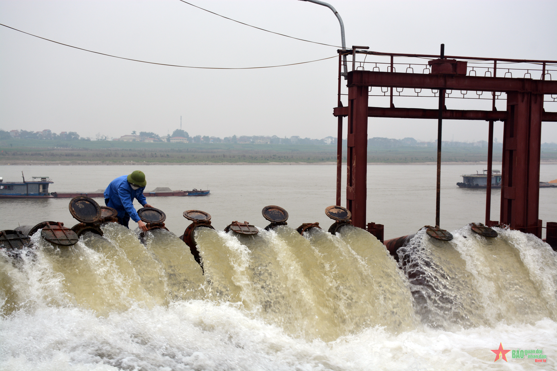 Thủy lợi bảo đảm cung cấp nước cho 6,889 triệu ha lúa