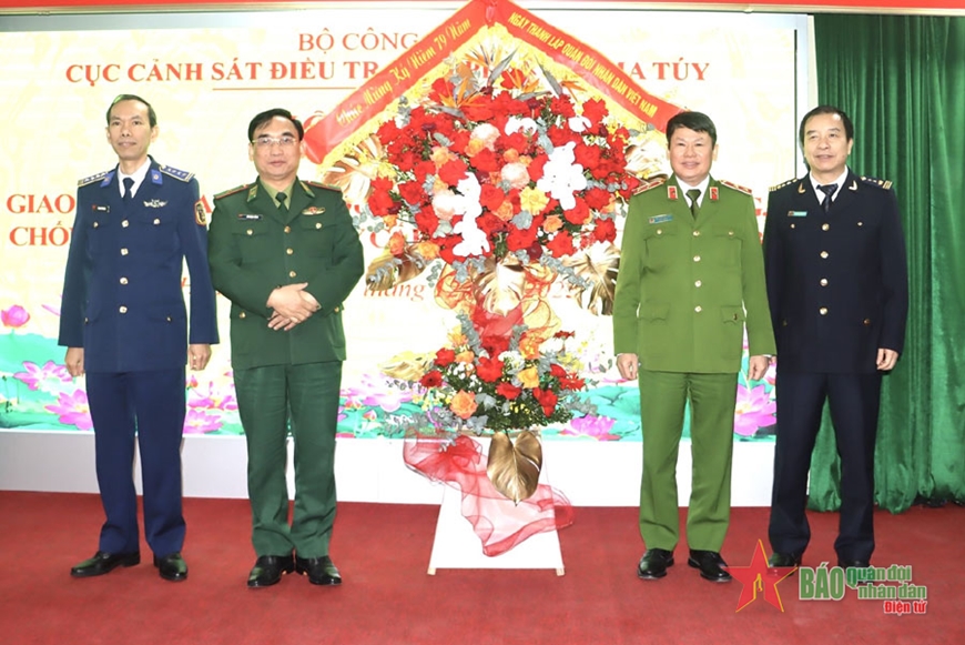 <a title="Báo Quân đội nhân dân | Tin tức quân đội, quốc phòng | Bảo vệ Tổ quốc" style="text-align:center;" href="https://www.qdnd.vn"><img src="https://file3.qdnd.vn/data/images/0/2021/08/11/linh/bannerv2.png" class="vllogo"></a>