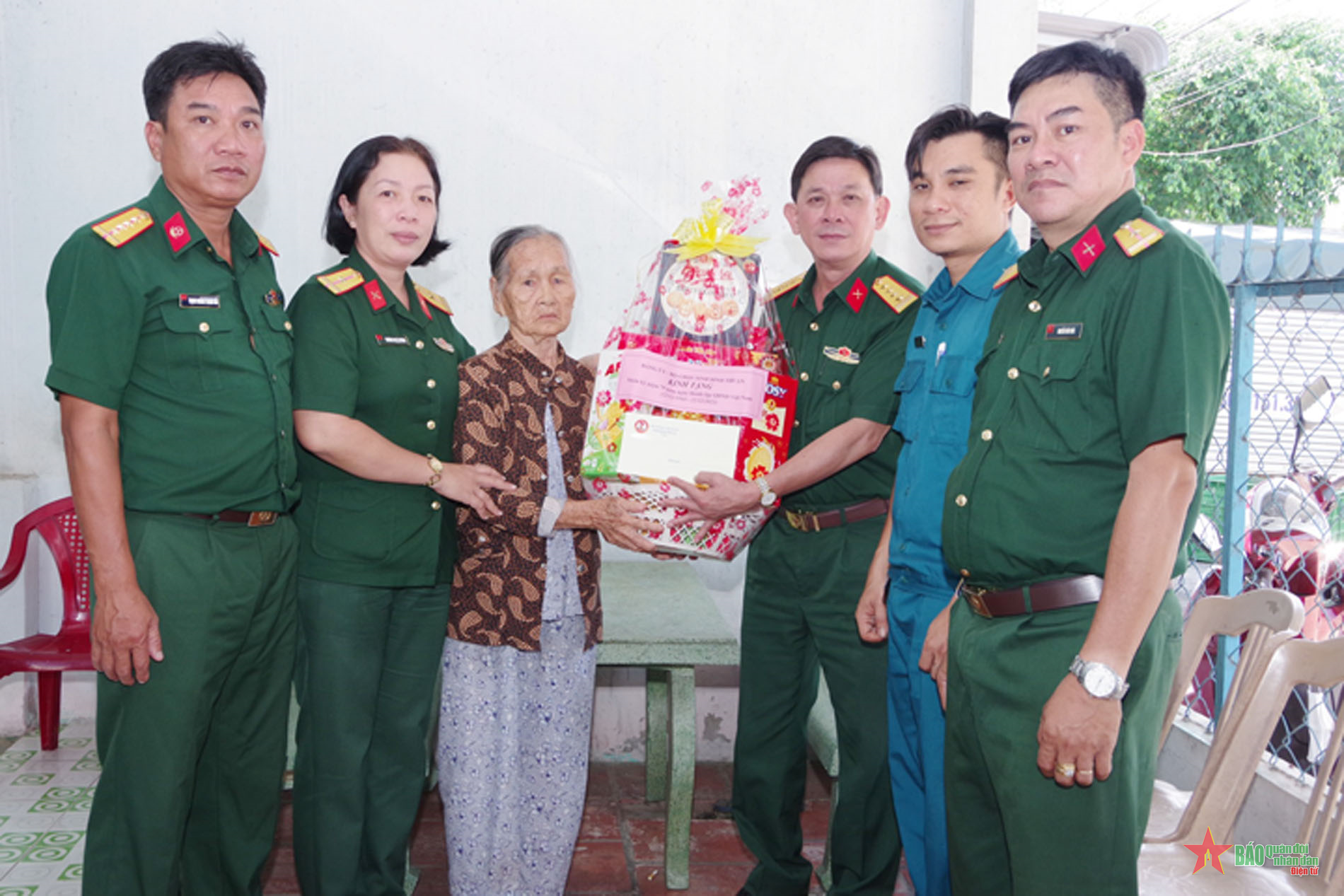 Bộ CHQS tỉnh Bình Thuận thăm, tặng quà các đối tượng chính sách