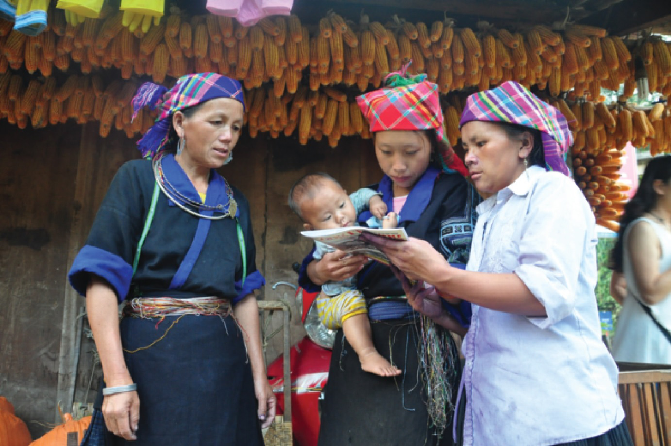Hỏi-đáp pháp luật: Trang bị kiến thức về bình đẳng giới, kỹ năng thực hiện lồng ghép giới cho cán bộ trong hệ thống chính trị, già làng, trưởng bản, chức sắc tôn giáo và người có uy tín trong cộng đồng