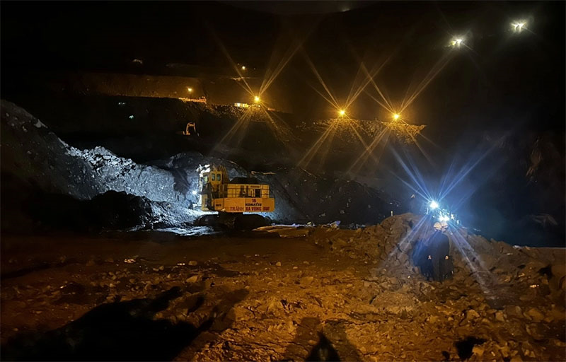 Hàng trăm người tìm kiếm công nhân mất tích vụ tụt moong khai thác than