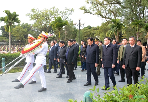 Thủ tướng Chính phủ Phạm Minh Chính dâng hương tưởng niệm các anh hùng liệt sĩ tại Điện Biên